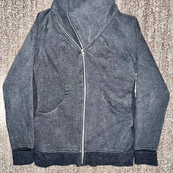 Lululemon Athletica Full Zip Cozy Cuddle Up Jacket in Heathered Gray - Picture 3 of 11